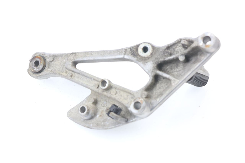 photo de FRONT RIGHT FOOTREST MOUNT YAMAHA XJN XJ N DIVERSION 600 (1994 - 1997)
