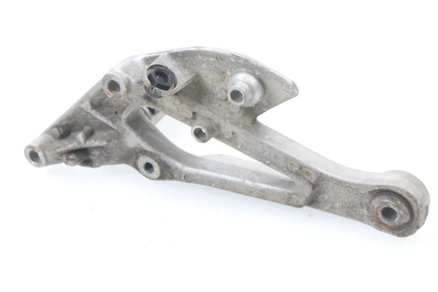 photo de FRONT RIGHT FOOTREST MOUNT YAMAHA XJN XJ N DIVERSION 600 (1994 - 1997)
