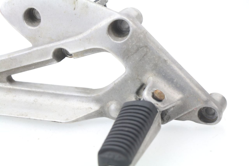 photo de FRONT RIGHT FOOTREST MOUNT YAMAHA XJN XJ N DIVERSION 600 (1994 - 1997)