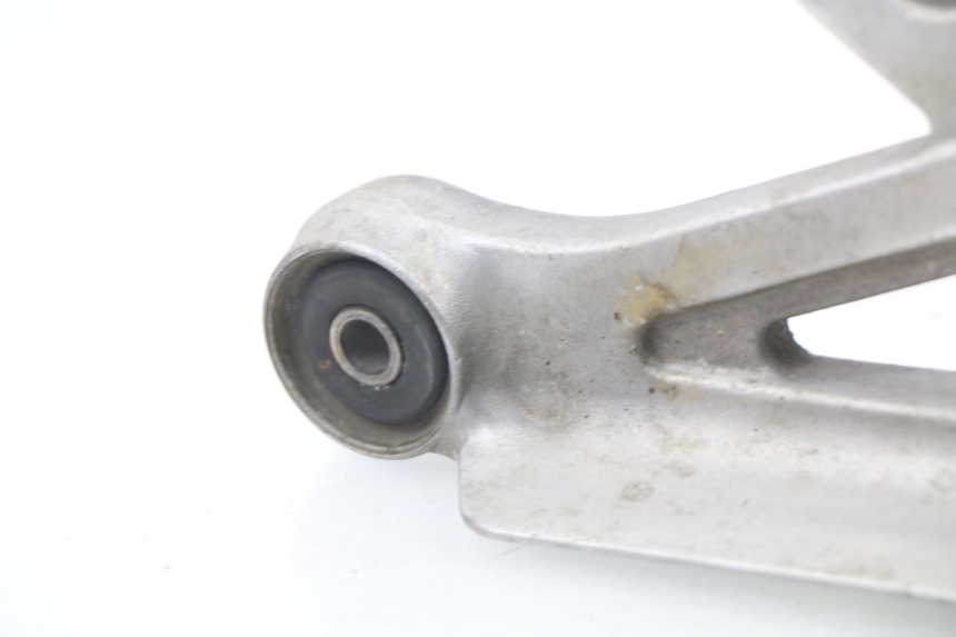 photo de FRONT RIGHT FOOTREST MOUNT YAMAHA XJN XJ N DIVERSION 600 (1994 - 1997)