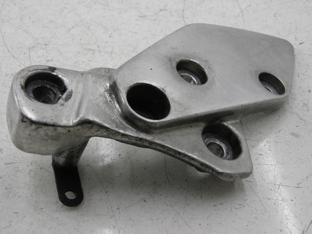 photo de FRONT RIGHT FOOTREST MOUNT YAMAHA XJR 1300 (1998 - 2002) - Component detail