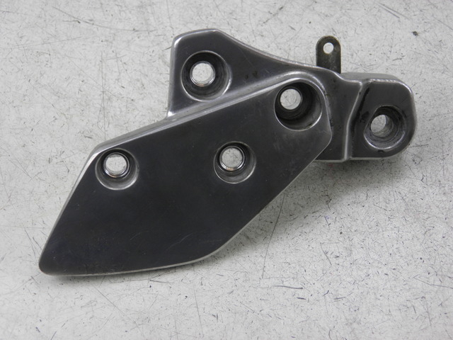 photo de FRONT RIGHT FOOTREST MOUNT YAMAHA XJR 1300 (2002 - 2006)