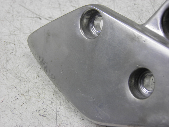 photo de FRONT RIGHT FOOTREST MOUNT YAMAHA XJR 1300 (2002 - 2006)