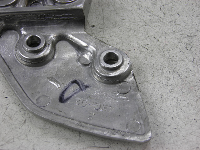 photo de FRONT RIGHT FOOTREST MOUNT YAMAHA XJR 1300 (2002 - 2006)