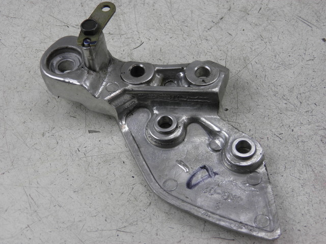 photo de FRONT RIGHT FOOTREST MOUNT YAMAHA XJR 1300 (2002 - 2006)