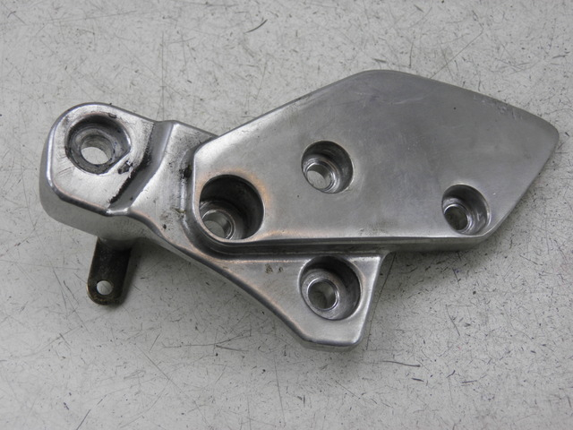 photo de FRONT RIGHT FOOTREST MOUNT YAMAHA XJR 1300 (2002 - 2006)