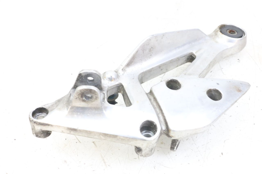 photo de FRONT RIGHT FOOTREST MOUNT YAMAHA XJS DIVERSION 600 (1997 - 1999)