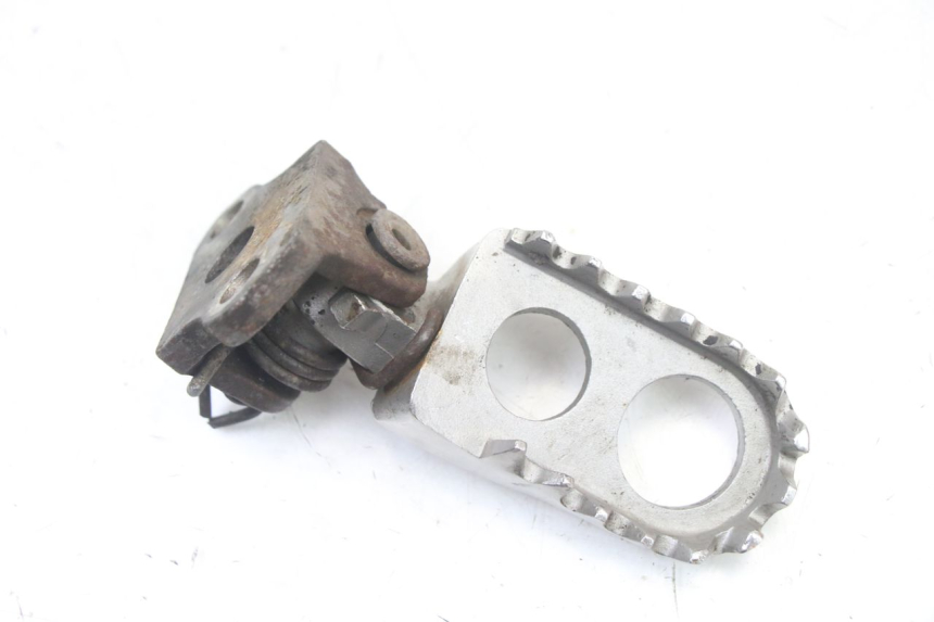photo de FRONT RIGHT FOOTREST MOUNT YAMAHA YZ 125 (2006 - 2016)