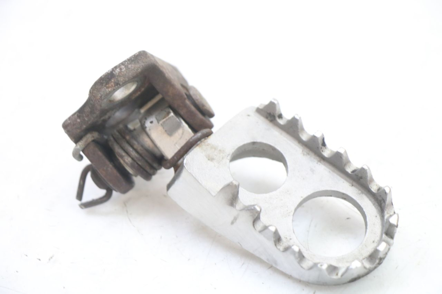photo de FRONT RIGHT FOOTREST MOUNT YAMAHA YZ 125 (2006 - 2016)