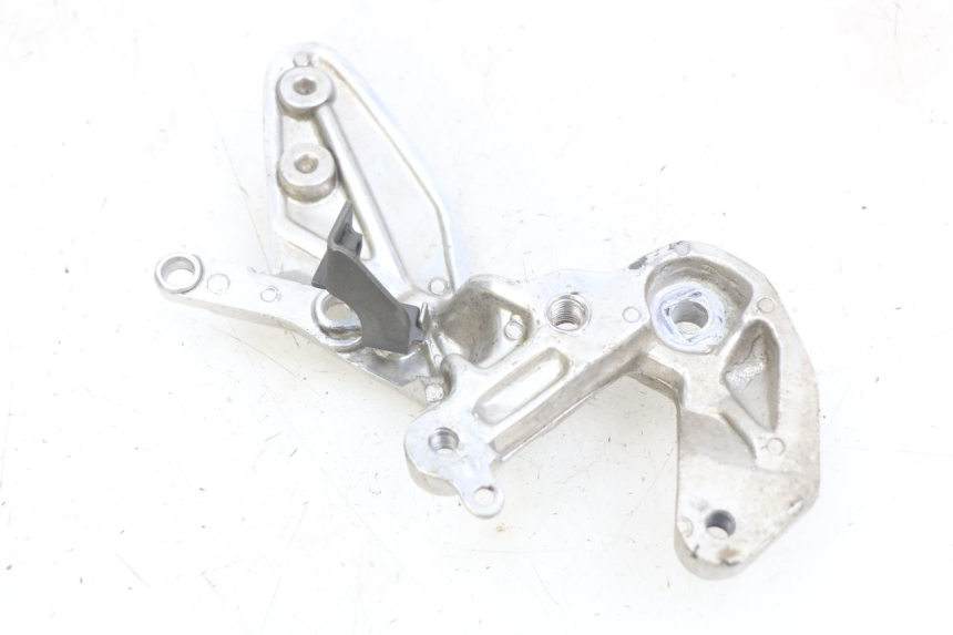 photo de RIGHT FRONT FOOTREST BRACKET YAMAHA YZF R THUNDERCAT 600 (1996 - 2003)