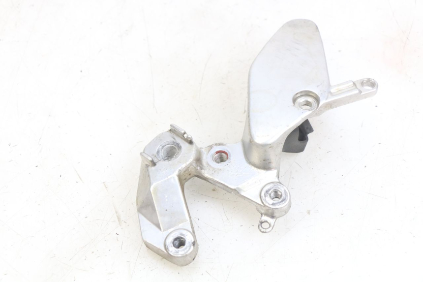 photo de RIGHT FRONT FOOTREST BRACKET YAMAHA YZF R THUNDERCAT 600 (1996 - 2003)