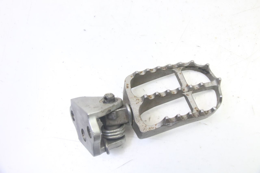 photo de FRONT RIGHT FOOTREST MOUNT YAMAHA YZF YZ-F 450 (2014 - 2016)