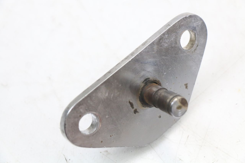 photo de FRONT LEFT FOOTREST MOUNT HYOSUNG GV AQUILA 125 (2000 - 2004)