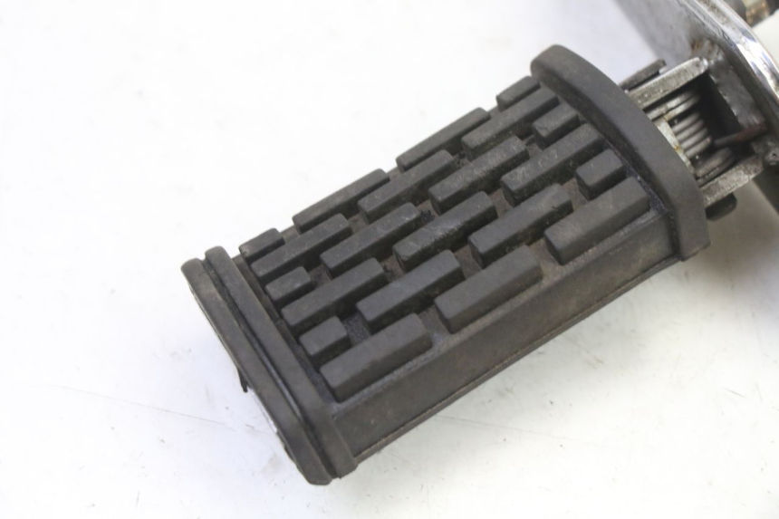 photo de FRONT LEFT FOOTREST MOUNT APRILIA CLASSIC 125 (1995 - 2001)