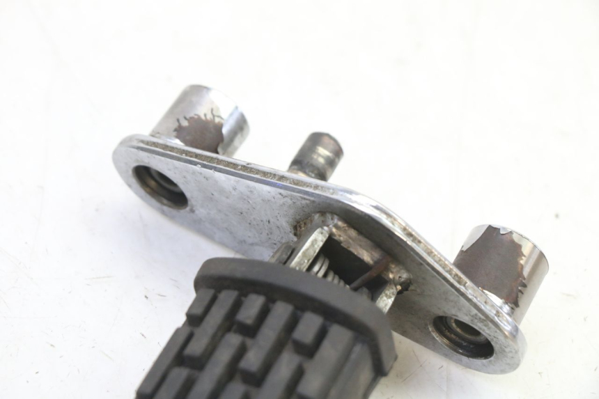 photo de FRONT LEFT FOOTREST MOUNT APRILIA CLASSIC 125 (1995 - 2001)