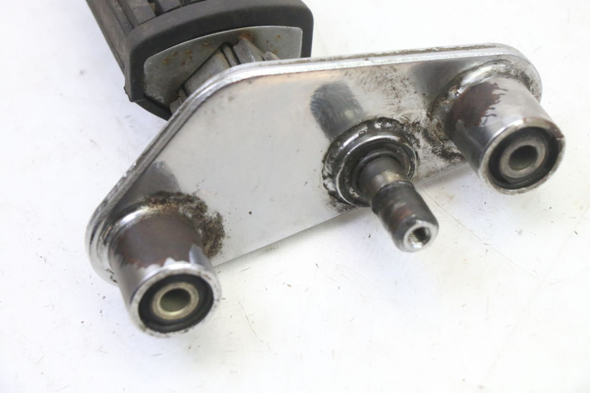 photo de FRONT LEFT FOOTREST MOUNT APRILIA CLASSIC 125 (1995 - 2001)