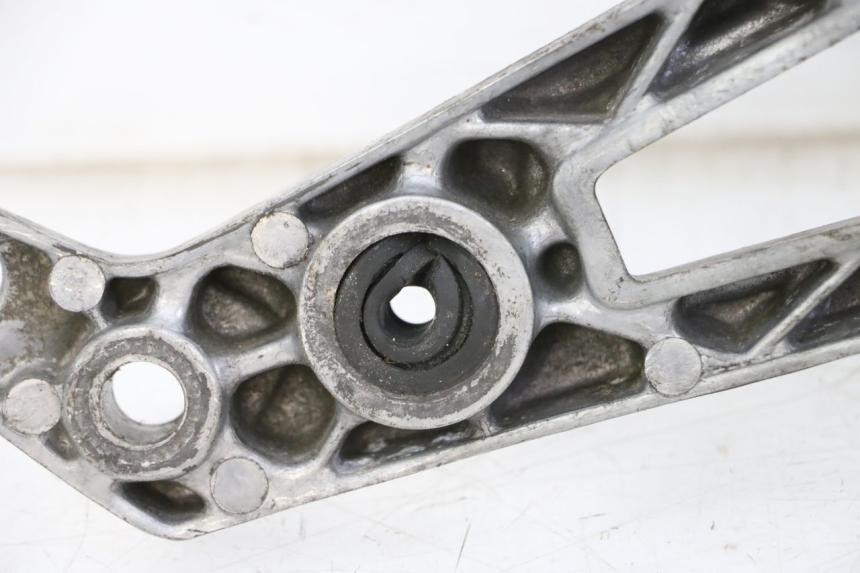 photo de FRONT LEFT FOOTREST MOUNT YAMAHA FJ 36Y 1100 (1984 - 1985)