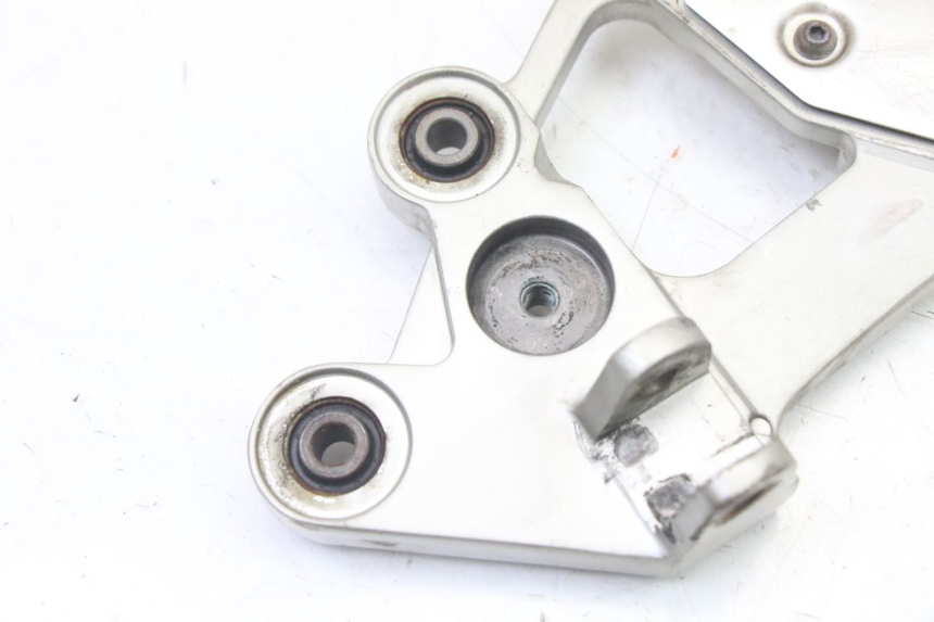 photo de FRONT LEFT FOOTREST MOUNT YAMAHA FZ6 FAZER S2 600 (2007 - 2011)