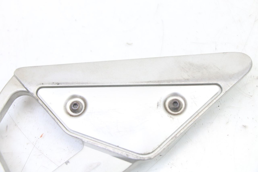 photo de FRONT LEFT FOOTREST MOUNT YAMAHA FZ6 FAZER S2 600 (2007 - 2011)