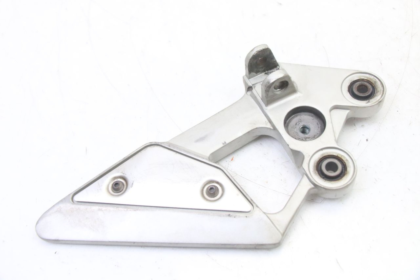 photo de FRONT LEFT FOOTREST MOUNT YAMAHA FZ6 FAZER S2 600 (2007 - 2011)