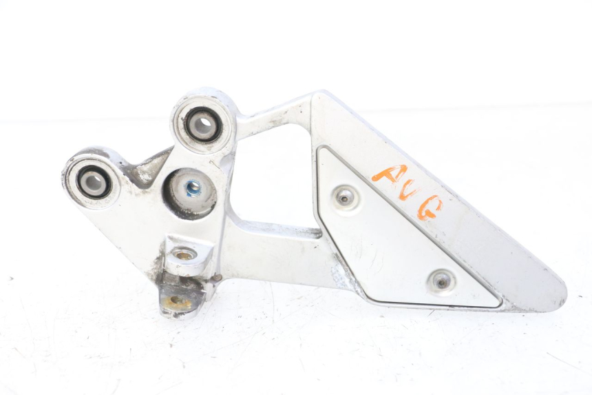 photo de FRONT LEFT FOOTREST MOUNT YAMAHA FZ6 FAZER S2 600 (2007 - 2011)