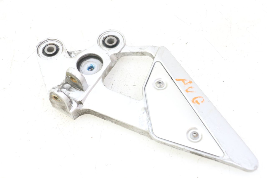 photo de FRONT LEFT FOOTREST MOUNT YAMAHA FZ6 FAZER S2 600 (2007 - 2011)