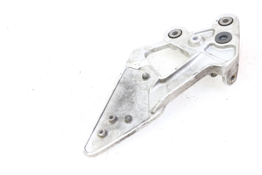 photo de FRONT LEFT FOOTREST MOUNT YAMAHA FZ6 FAZER S2 600 (2007 - 2011)