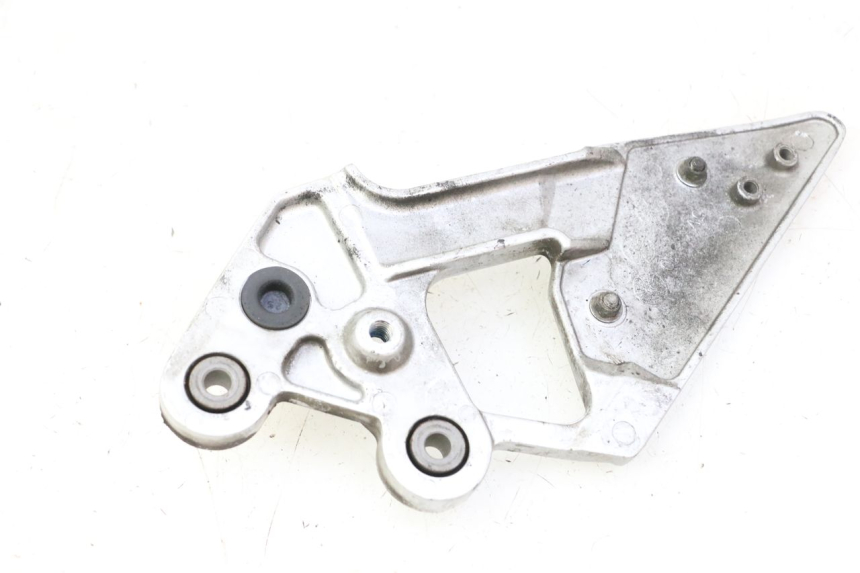 photo de FRONT LEFT FOOTREST MOUNT YAMAHA FZ6 FAZER S2 600 (2007 - 2011)
