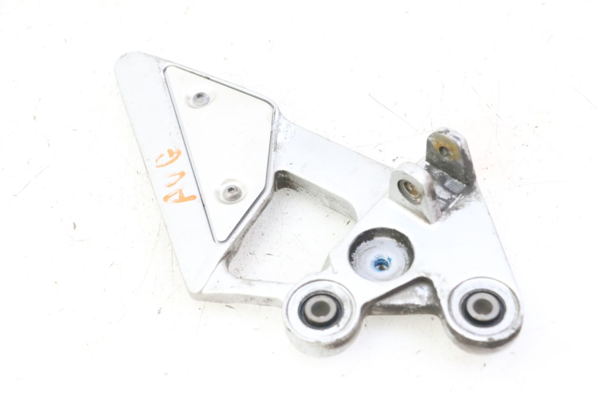 photo de FRONT LEFT FOOTREST MOUNT YAMAHA FZ6 FAZER S2 600 (2007 - 2011)