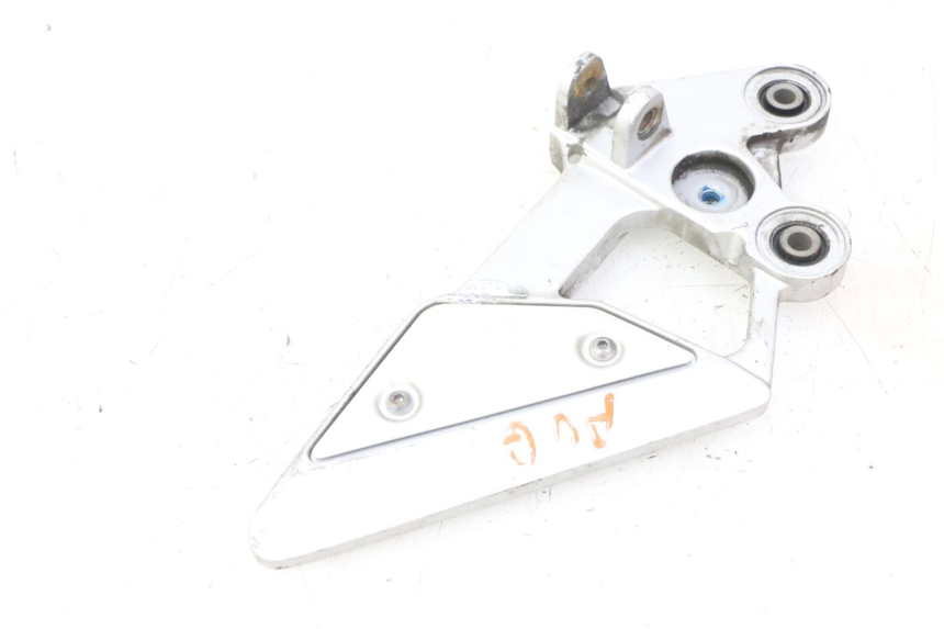 photo de FRONT LEFT FOOTREST MOUNT YAMAHA FZ6 FAZER S2 600 (2007 - 2011)