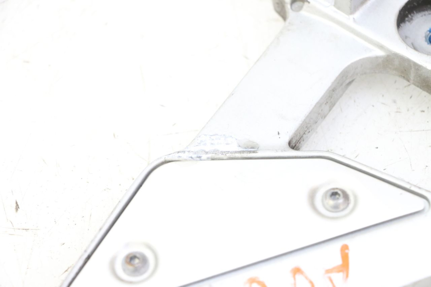 photo de FRONT LEFT FOOTREST MOUNT YAMAHA FZ6 FAZER S2 600 (2007 - 2011)