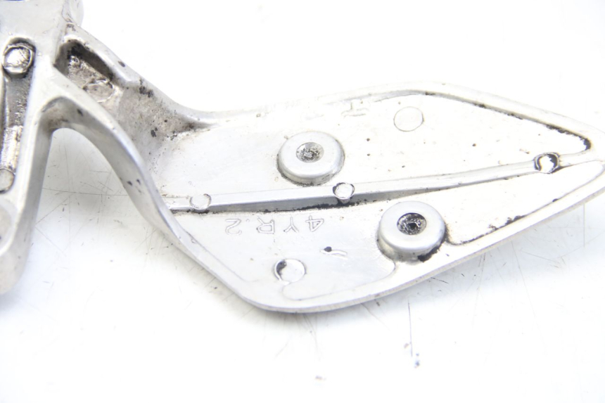 photo de LEFT FRONT FOOTREST BRACKET YAMAHA FZS FAZER 600 (2001 - 2003)
