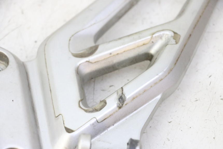 photo de FRONT LEFT FOOTREST MOUNT BMW G310 R 310 (2016 - 2020)