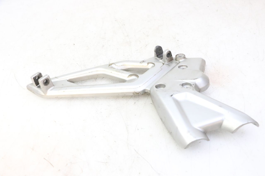 photo de FRONT LEFT FOOTREST MOUNT BMW G310 R 310 (2016 - 2020)