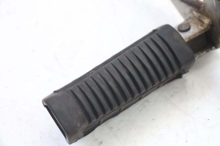 photo de FRONT LEFT FOOTREST MOUNT SUZUKI GS GSE 500 (2001 - 2003)