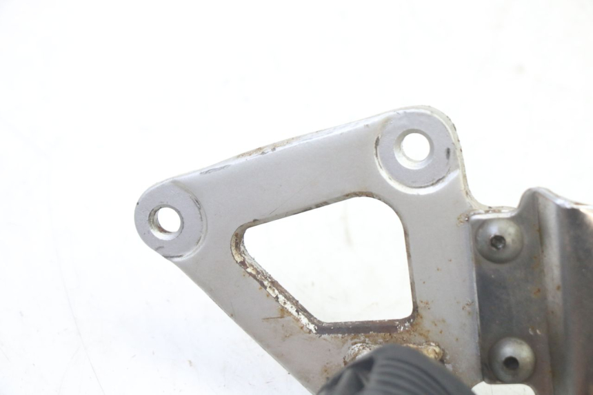 photo de FRONT LEFT FOOTREST MOUNT SUZUKI GS GSE 500 (2001 - 2003)