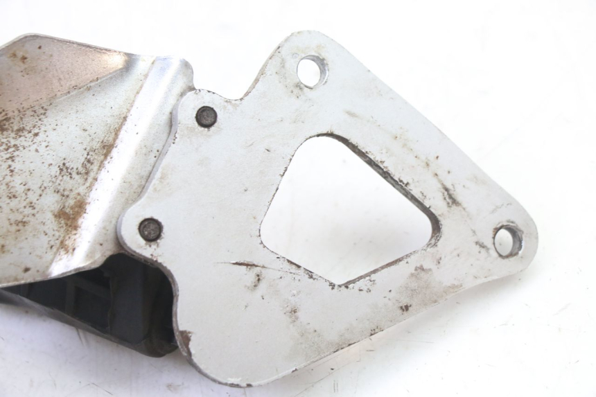 photo de FRONT LEFT FOOTREST MOUNT SUZUKI GS GSE 500 (2001 - 2003)