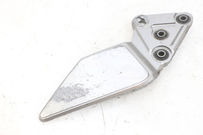 photo de FRONT LEFT FOOTREST MOUNT SUZUKI GSF N BANDIT 600 (1996 - 1999) - Technical close-up