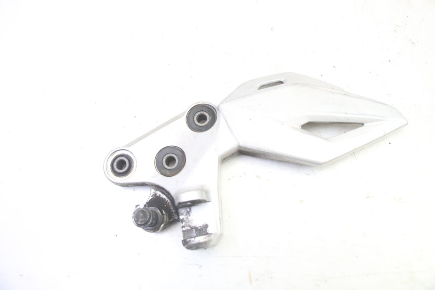 photo de FRONT LEFT FOOTREST MOUNT SUZUKI GSR 750 (2011 - 2017)