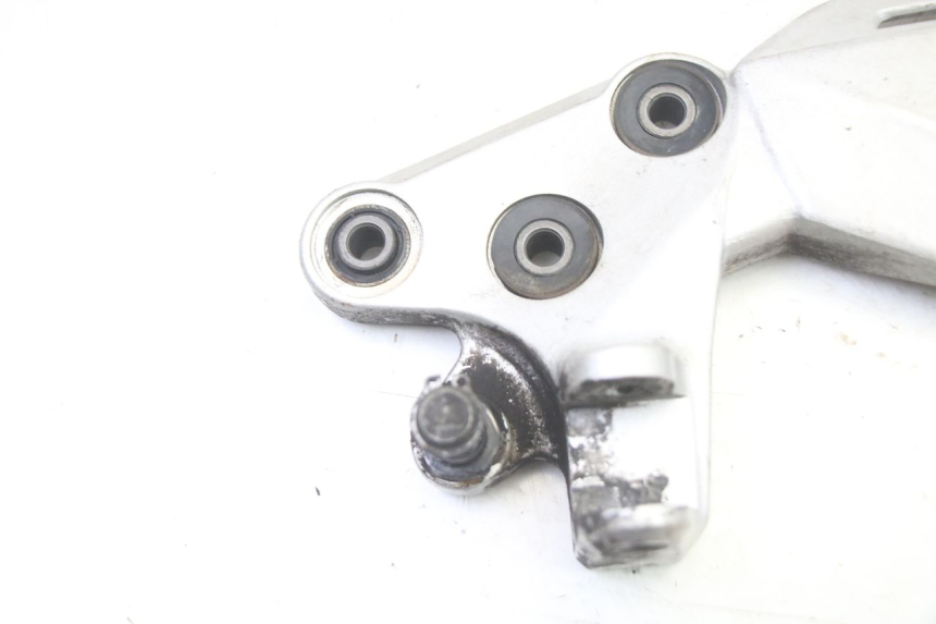 photo de FRONT LEFT FOOTREST MOUNT SUZUKI GSR 750 (2011 - 2017)