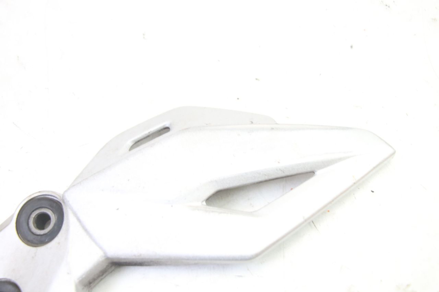 photo de FRONT LEFT FOOTREST MOUNT SUZUKI GSR 750 (2011 - 2017)