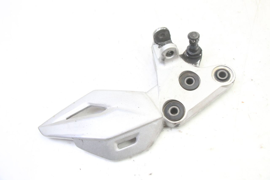 photo de FRONT LEFT FOOTREST MOUNT SUZUKI GSR 750 (2011 - 2017)