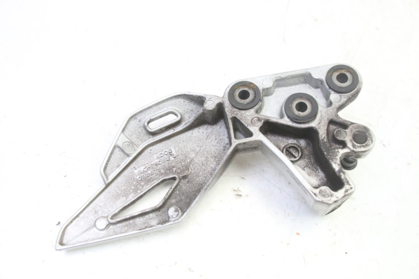 photo de FRONT LEFT FOOTREST MOUNT SUZUKI GSR 750 (2011 - 2017)