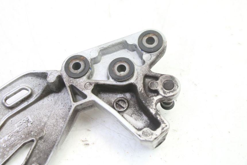 photo de FRONT LEFT FOOTREST MOUNT SUZUKI GSR 750 (2011 - 2017)