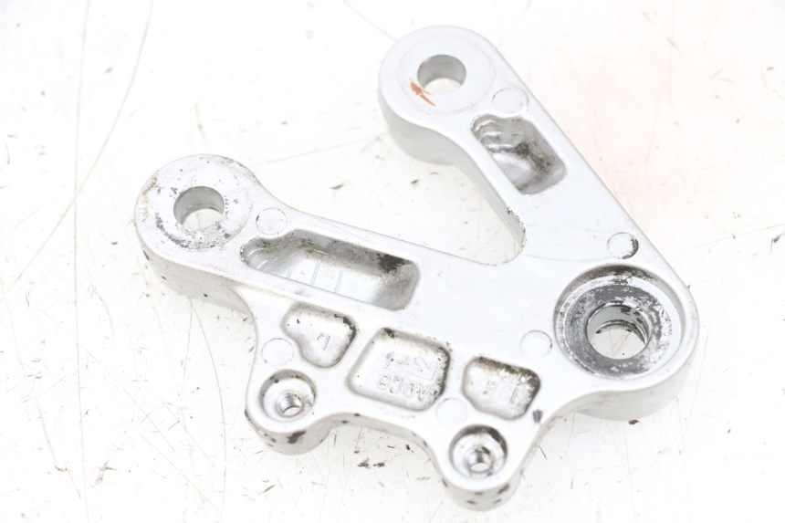 photo de FRONT LEFT FOOTREST MOUNT SUZUKI GSXR GSX-R 1000 (2003 - 2004) - Zoom on usage condition