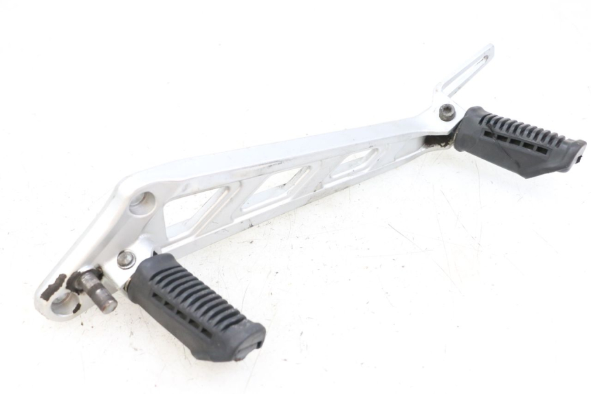 photo de FRONT LEFT FOOTREST MOUNT HYOSUNG GF 125 (2001 - 2005)