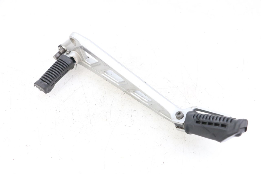 photo de FRONT LEFT FOOTREST MOUNT HYOSUNG GF 125 (2001 - 2005)
