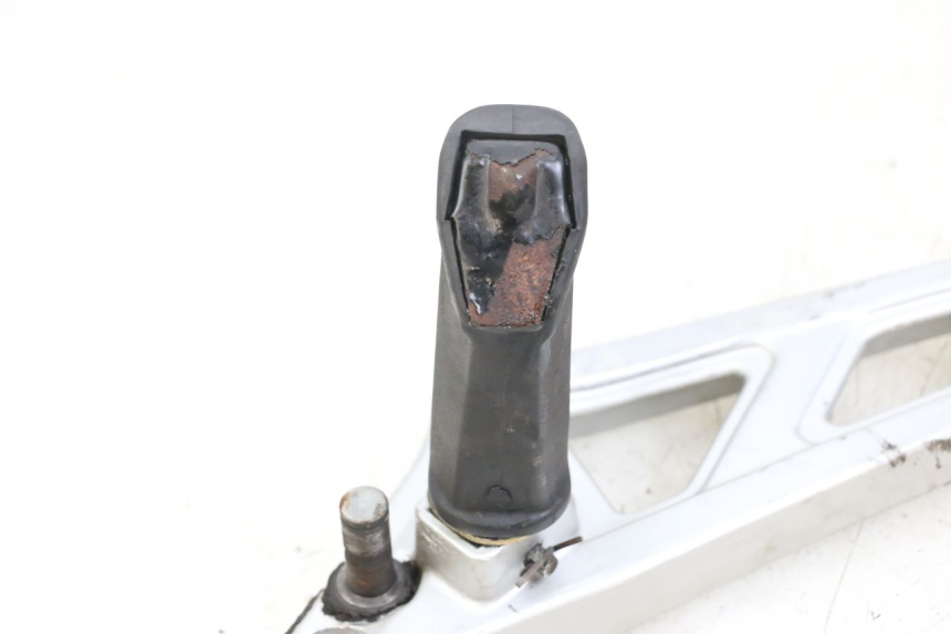 photo de FRONT LEFT FOOTREST MOUNT HYOSUNG GF 125 (2001 - 2005)