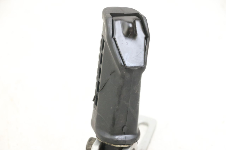 photo de FRONT LEFT FOOTREST MOUNT HYOSUNG GF 125 (2001 - 2005)