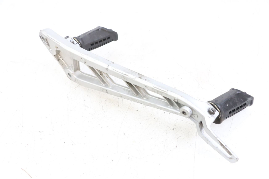 photo de FRONT LEFT FOOTREST MOUNT HYOSUNG GF 125 (2001 - 2005)